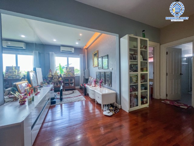 *****บ้านมือสองย่านนนทบุรี ม.วรารมย์ พรีเมี่ยม วัชรพล-จตุโชติ หลังมุม เนื้อที่กว้างขวางถึง 168.4 ตร.ว. ฟังก์ชัน 4 ห้องนอน 4 ห้องน้ำ 4 ที่จอดรถ ตกแต่งสวย พร้อมเข้าอยู่ บนทำเลเชื่อมต่อ ถ.จตุโชติ, ถ.สุขาภิบาล5, ถ.หทัยราษฎร์ ใกล้รถไฟฟ้าสายสีเขียว "สถานีสายหยุด" และทางด่วน "ฉลองรัช"